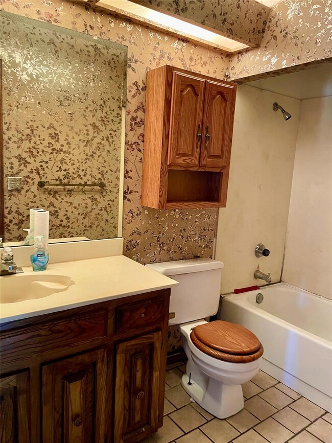 Full bathroom with toilet, vanity, and washtub / s