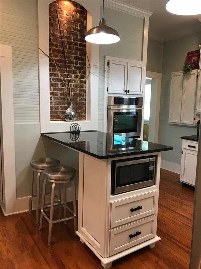 Breakfast bar w/ 4 bar stools