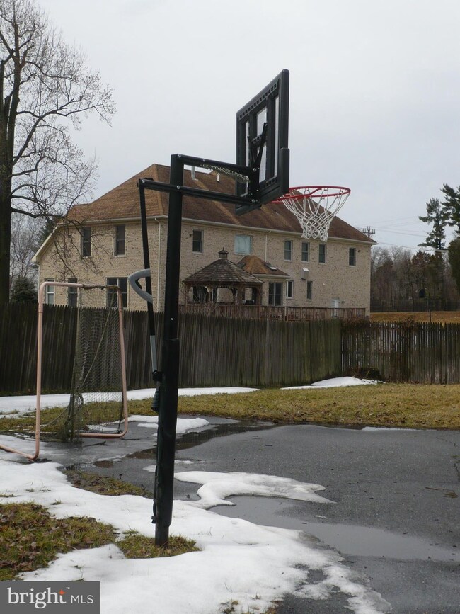 11724 Le Havre Dr, Potomac, MD 20854 - photo 5