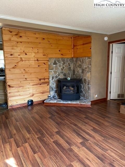 Living Room with fireplace