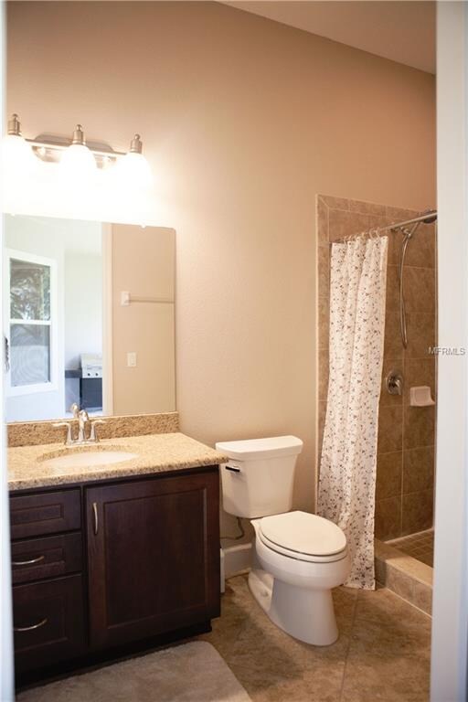 Bathroom leading to lanai