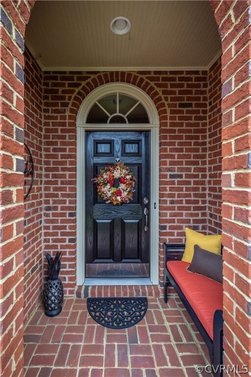 Front curved brick covered stoop