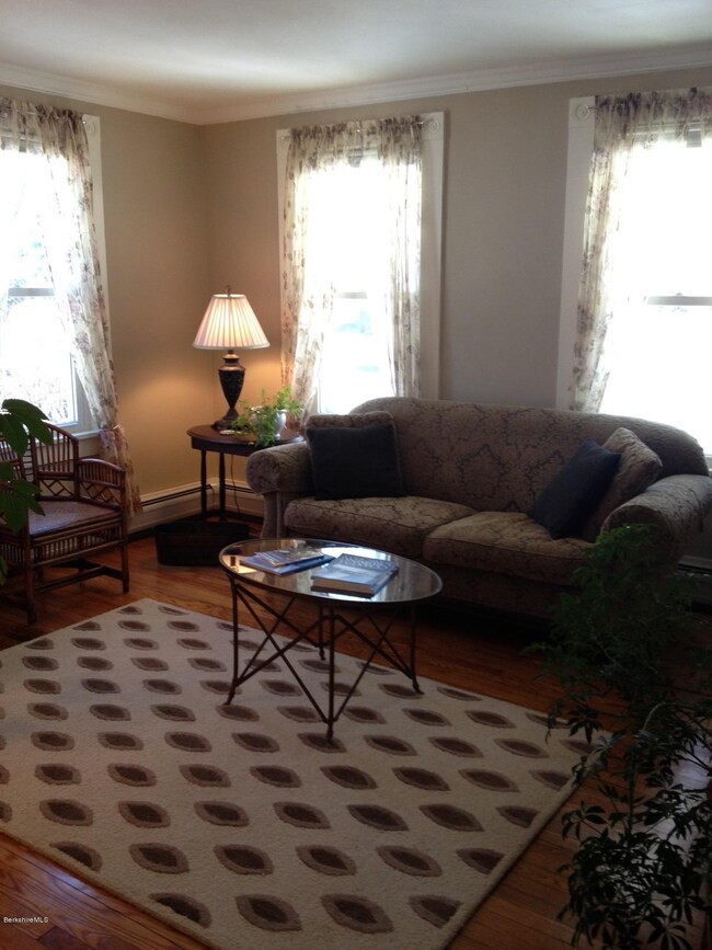 Living room 2.jpg