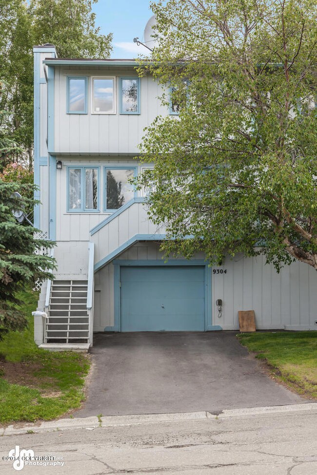 9304 Strathmore Circle-large-023-Exterio