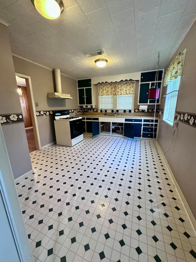 LARGE eat-in kitchen