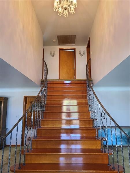 7' staircase with rot iron railing