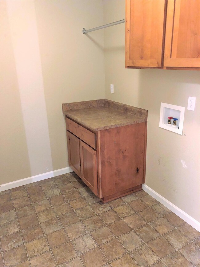 899 Silver Fox Dr, Central Point, OR 97502 - photo 7