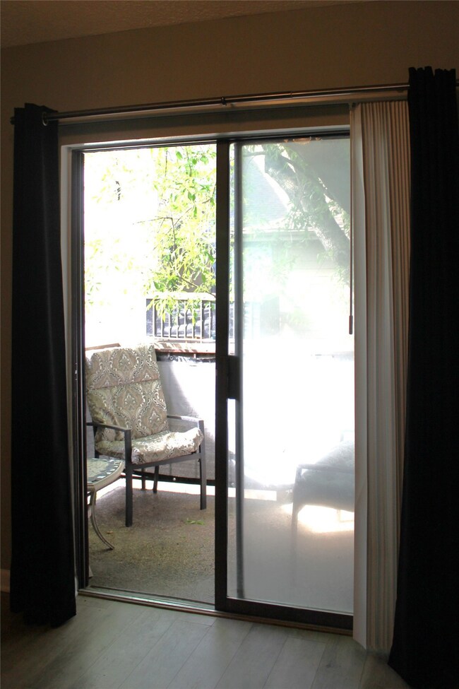 Balcony w/sliding door