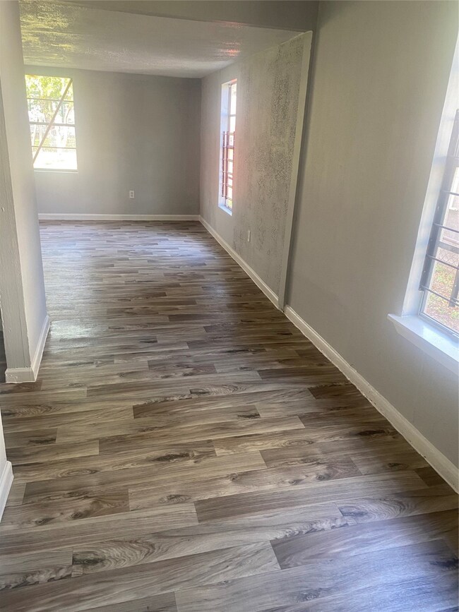 7117 Weyburn St, Houston, TX 77028 - photo 6