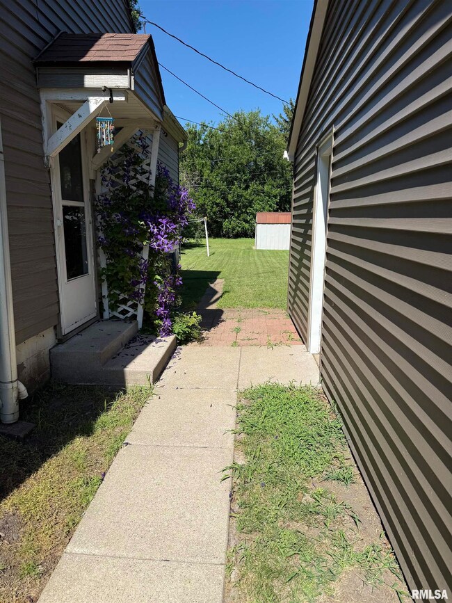 3416 N Sturdevant St, Davenport, IA 52806 - photo 2