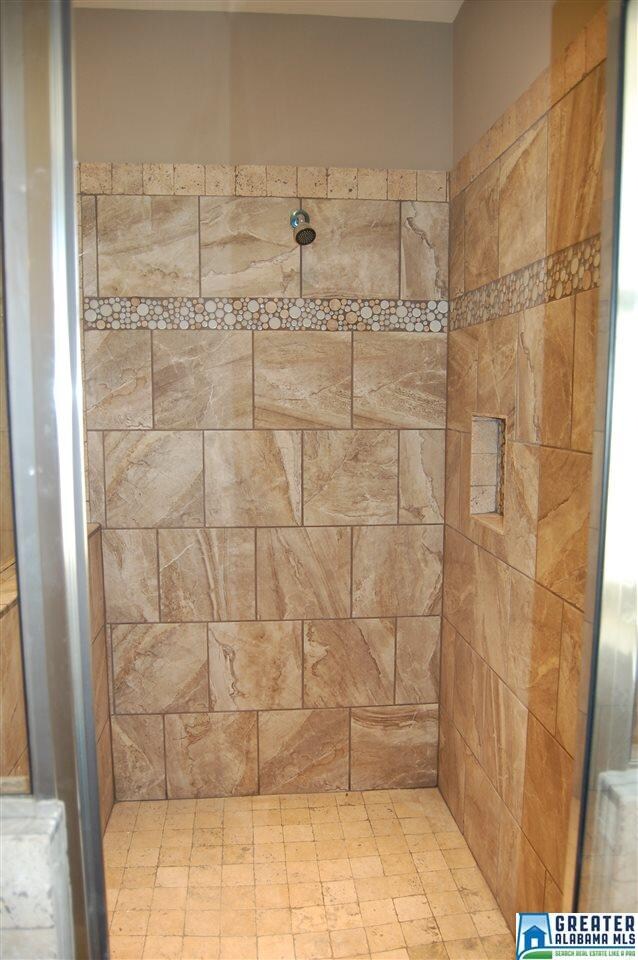 Oversized shower with beautiful tiles