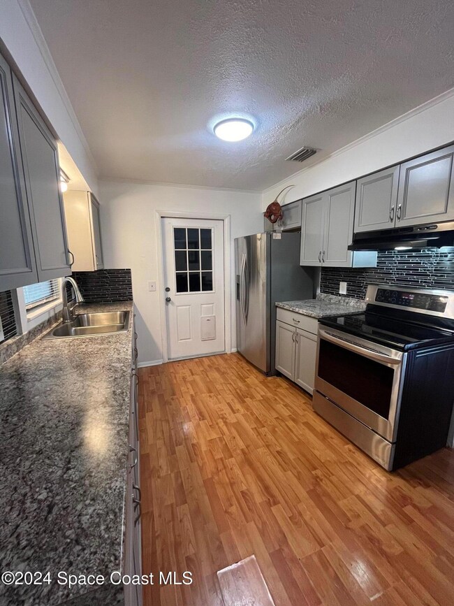 1707 Pine St, Melbourne, FL 32901 - photo 3