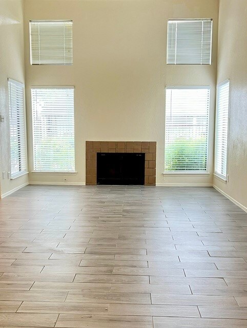 Lots of windows to enjoy a bright and airy living