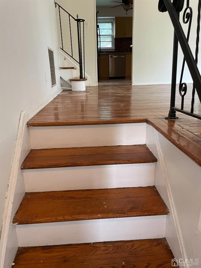 41 Memorial Pkwy, Metuchen, NJ 08840 - photo 2