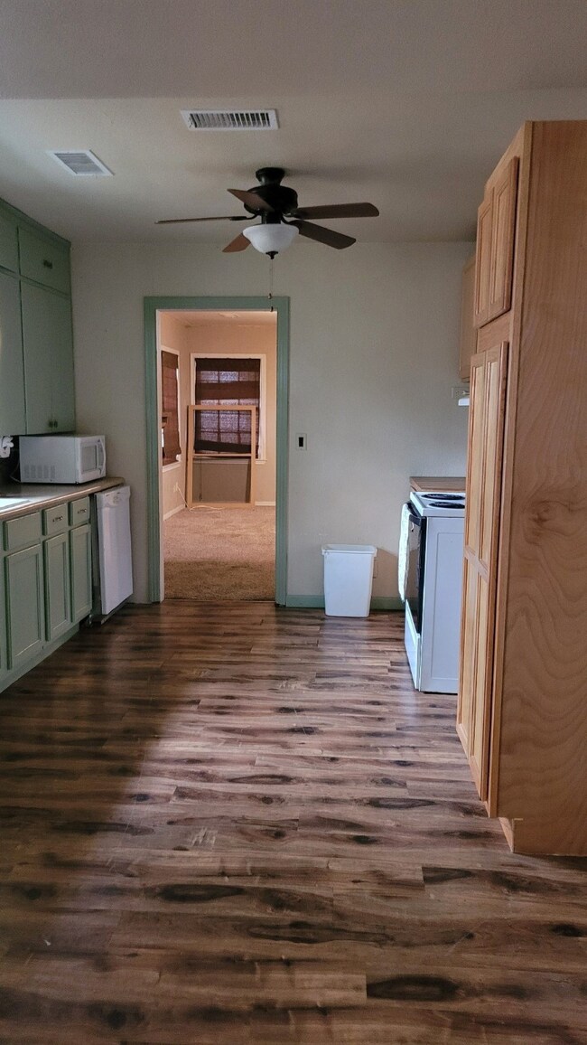 1008 Avenue I, Bay City, TX 77414 - photo 4