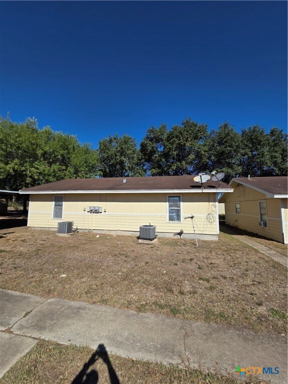 657 W 4th St, Yorktown, TX 78164 - photo 5