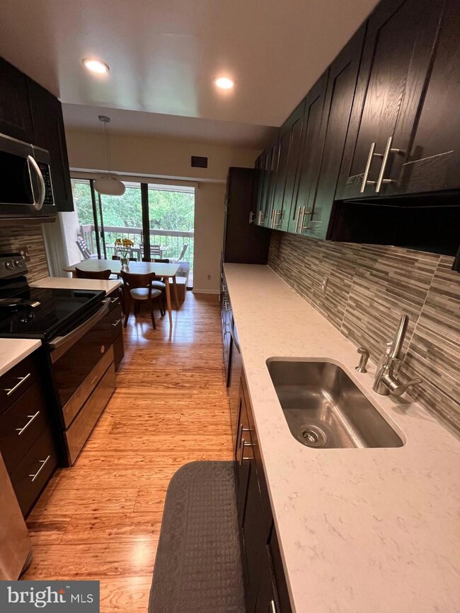 2241 Castle Rock Square unit 21C, Reston, VA 20191 - photo 6