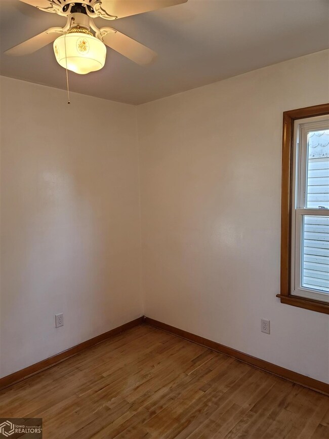 700 E 12th Street Place N, Newton, IA 50208 - photo 5