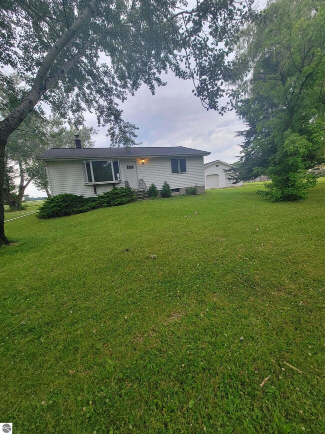 1717 E Almeda Beach Rd, Pinconning, MI 48650 - photo 2