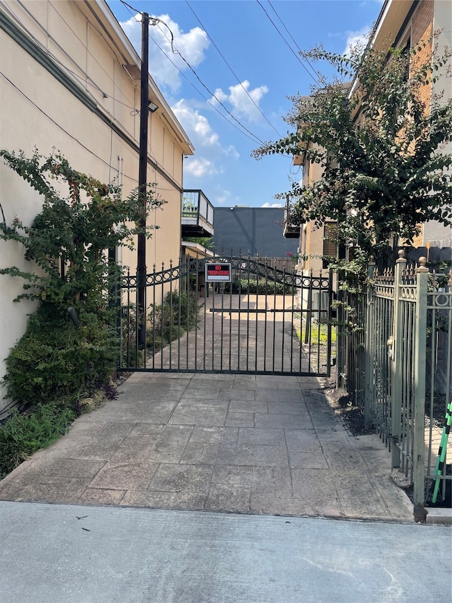 2110 Chenevert St unit 8, Houston, TX 77003 - photo 2