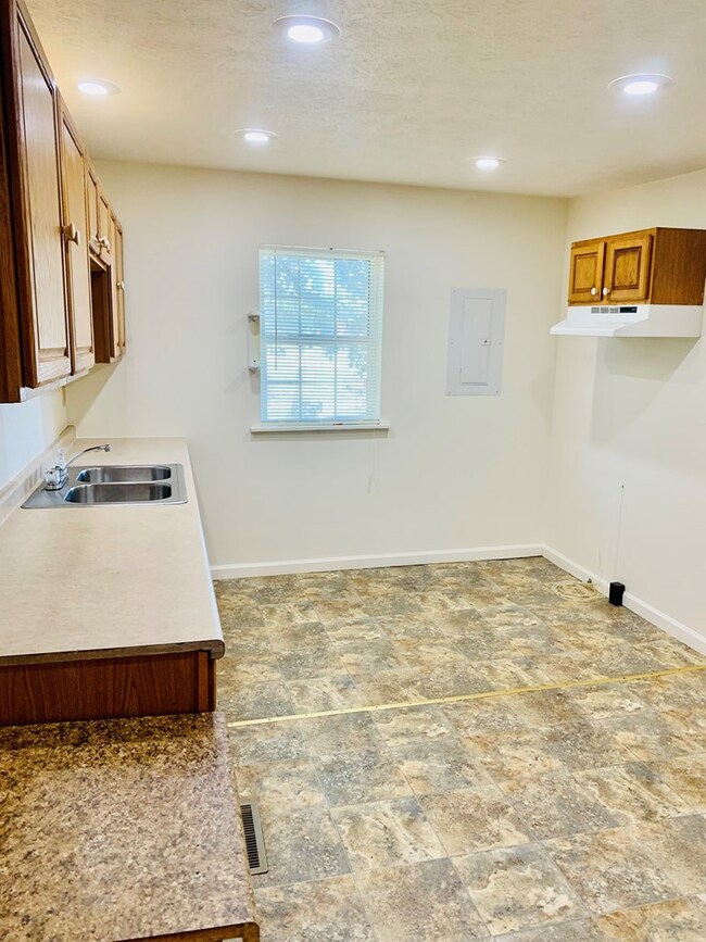 126 Bostick Dr, Hopkinsville, KY 42240 - photo 3