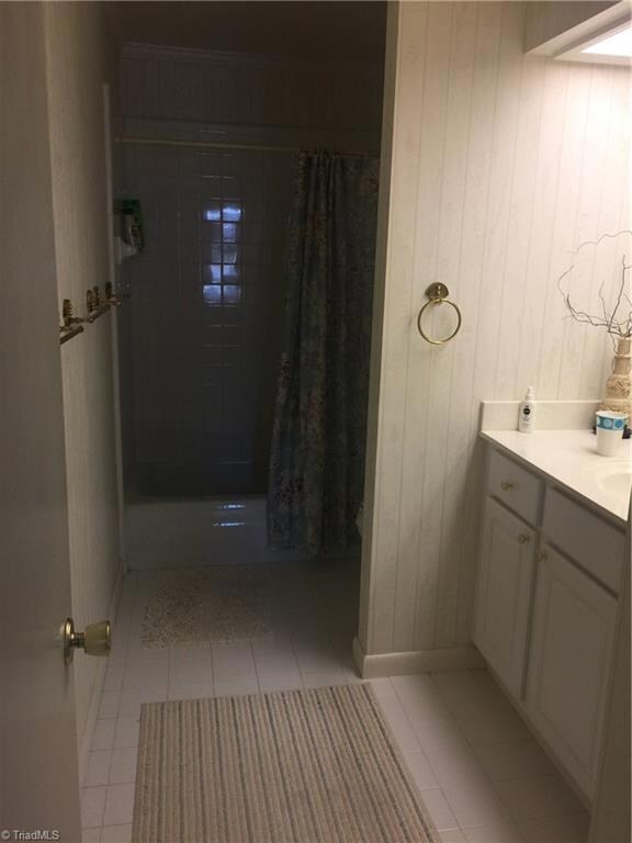 Full bathroom on 2nd level