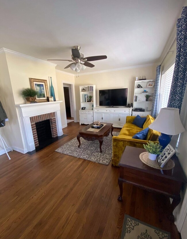 Living Room w/ beautiful hardwood floors