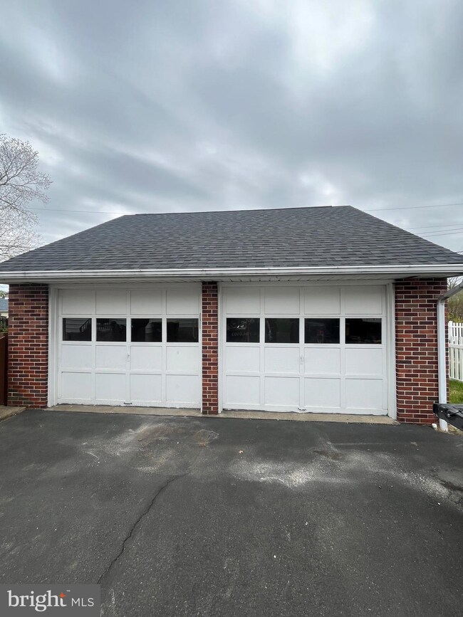 3890 Round Meadow Ln, Hatboro, PA 19040 - photo 2