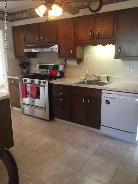 Large Kitchen Great For Entertaining