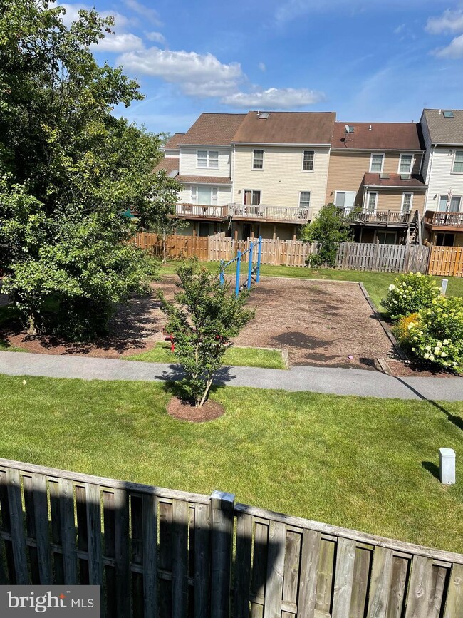 14105 Oakpointe Dr, Laurel, MD 20707 - photo 4