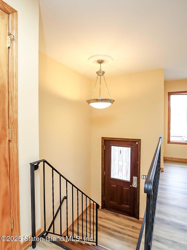 43 Cherrywood Ct, Staten Island, NY 10308 - photo 2