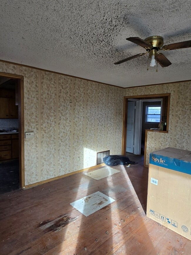 441 W 14th St, Concordia, KS 66901 - photo 5