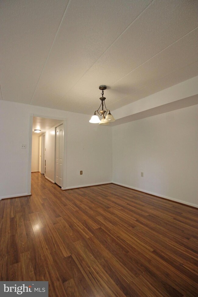 11607 Windbluff Ct, Reston, VA 20191 - photo 2