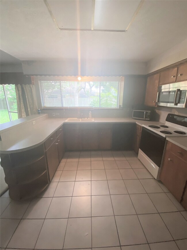 10315 Kirkhill Dr, Houston, TX 77089 - photo 5