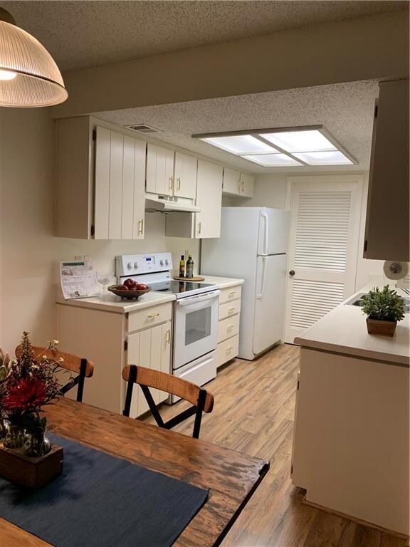 Eat-in Kitchen has all appliances, including washe