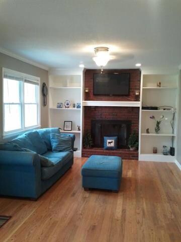 Spacious Great Room with Wood Buring Fireplace, Ce