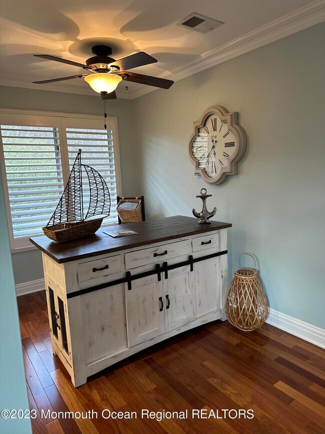 Breakfast nook/bar area