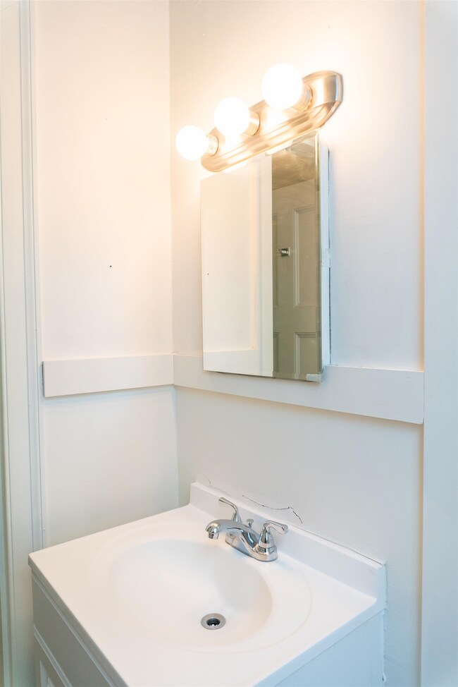 599 Middle St unit 4, Portsmouth, NH 03801 - photo 6