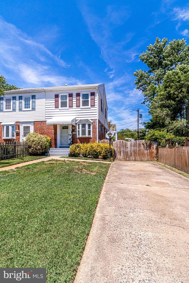 2210 Rollins Dr, Alexandria, VA 22307 - photo 4