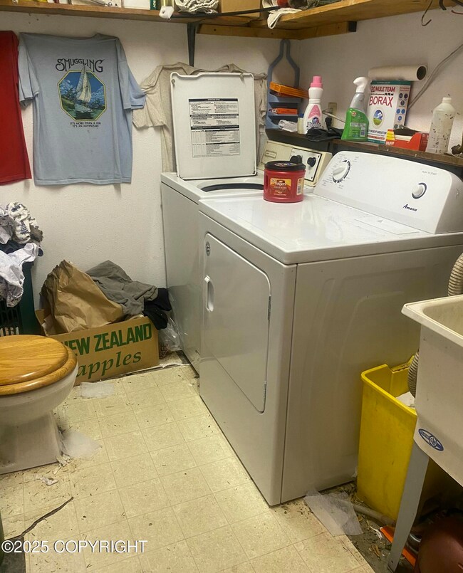 Shower/laundry/toilet/worksink