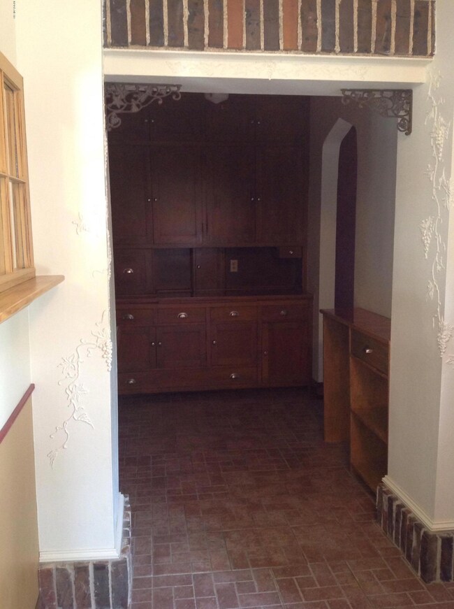 HALLWAY TO KITCHEN