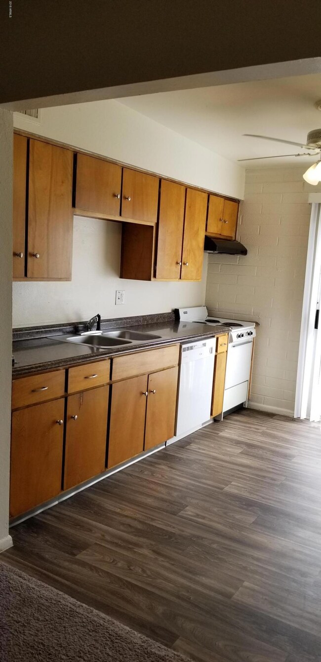 1141 N April Cir unit C, Mesa, AZ 85203 - photo 2