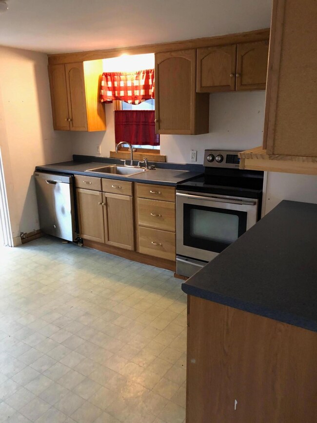 140 Oak St, Springvale, ME 04083 - photo 5