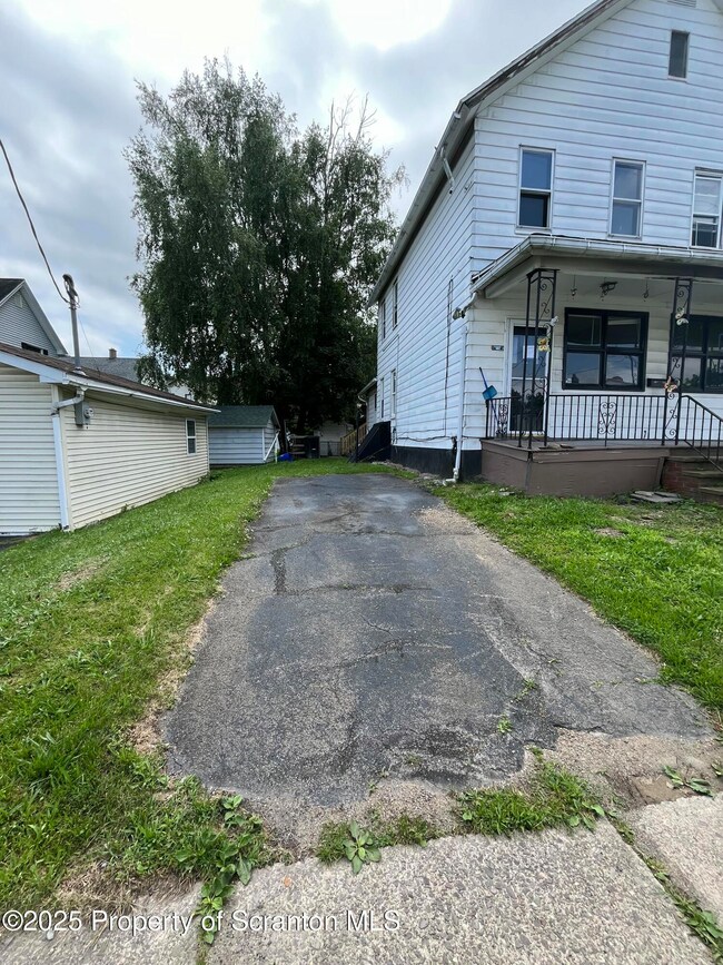161 W Parker St unit left side, Scranton, PA 18508 - photo 2