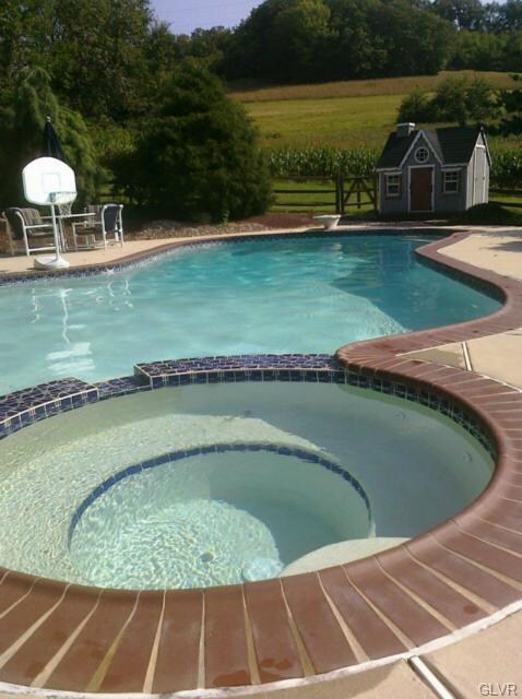 6629 Walnut St, Slatington, PA 18080 - photo 4