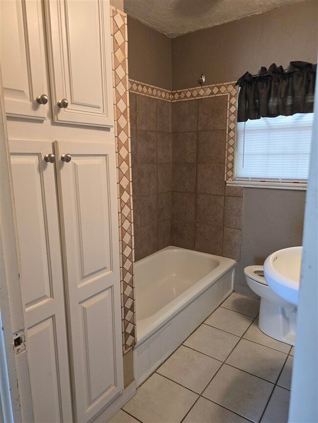 1021 E Gladstone Ave, Frederick, OK 73542 - photo 5