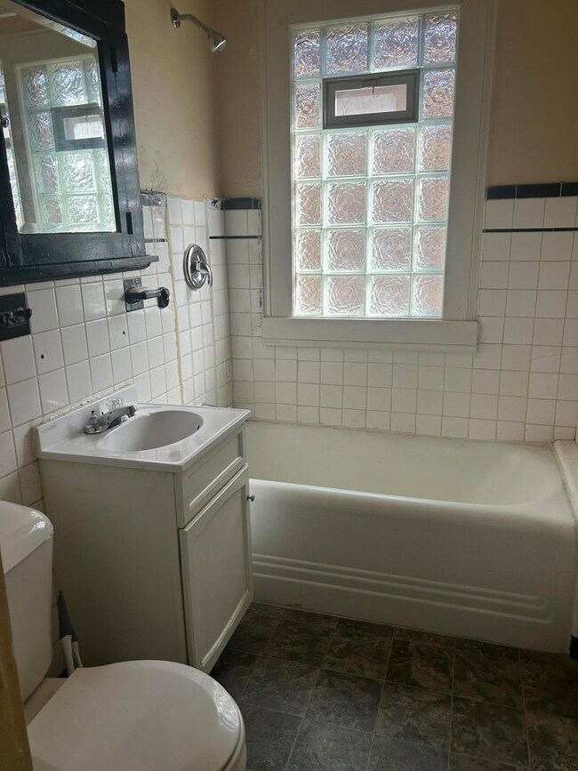 2422 N 40th St unit 2424, Milwaukee, WI 53210 - photo 3