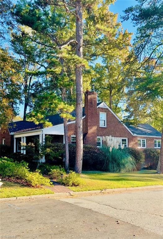 Beautifully maintained brick home on a corner lot in Lake Daniel!