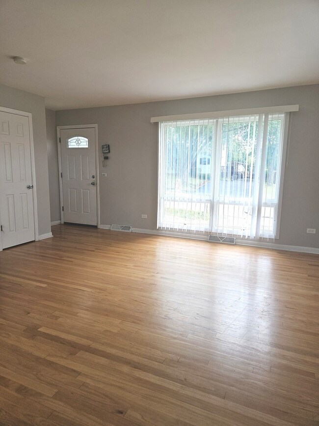 140 Skyline Dr, Carpentersville, IL 60110 - photo 3