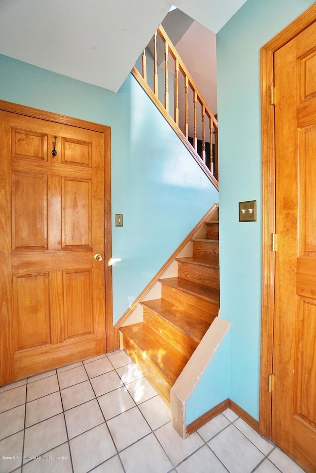 (3) ENTRY FOYER